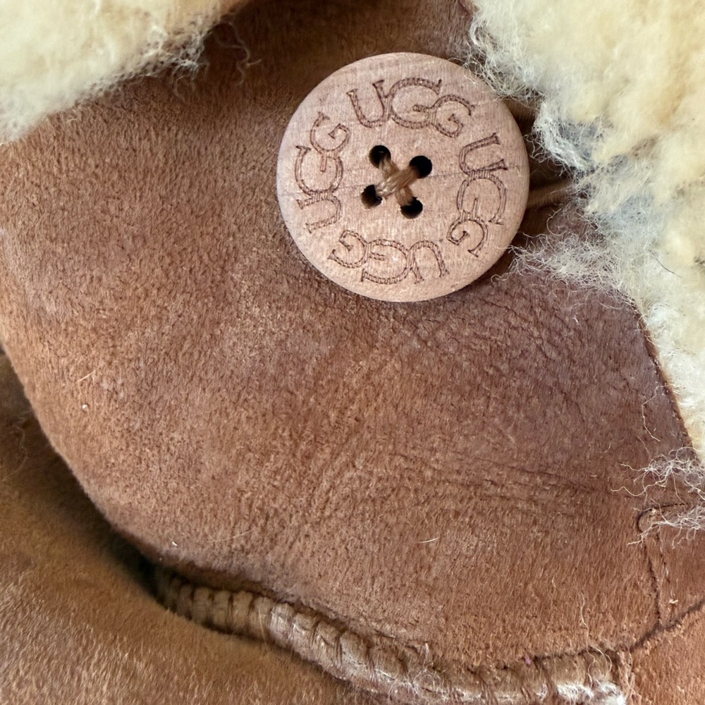 Chestnut UGGS with button - Picture 2 of 4